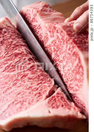 サーロインステーキを包丁でカットする料理人　国産黒毛和牛 86754393