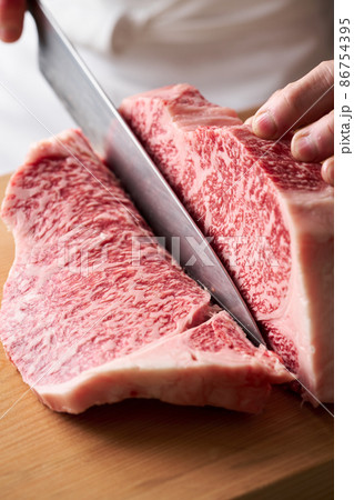 サーロインステーキを包丁でカットする料理人　国産黒毛和牛 86754395