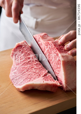 サーロインステーキを包丁でカットする料理人　国産黒毛和牛 86754396