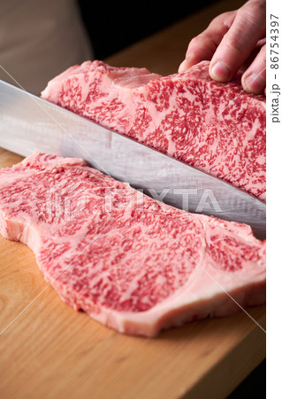 サーロインステーキを包丁でカットする料理人　国産黒毛和牛 86754397