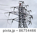 鉄塔の送電線部分のクローズアップ 86754466