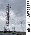 複雑な送電線配線のために配置された大型鉄塔群 86754468