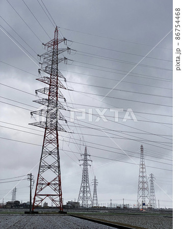 複雑な送電線配線のために配置された大型鉄塔群 複雑な送電線配線のために配置された大型鉄塔群 86754468