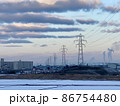 冬の朝の行列した鉄塔 86754480