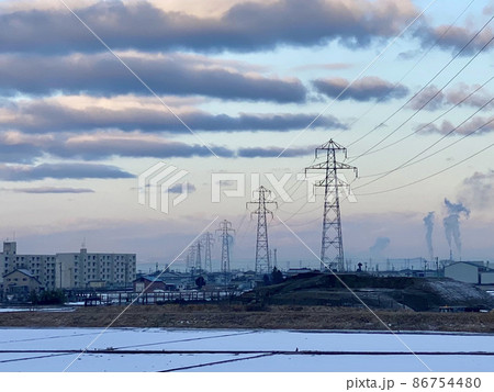 冬の朝の行列した鉄塔 86754480