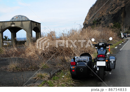 シーサイドライン駐車場に佇む黒いサイドカー 86754833