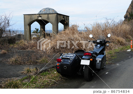 シーサイドライン駐車場に佇む黒いサイドカー 86754834