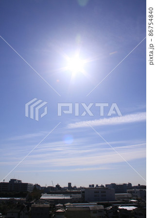 青空の太陽と街並み 撮影場所:大和市(神奈川県) 青空の太陽と街並み 撮影場所:大和市(神奈川県) 86754840
