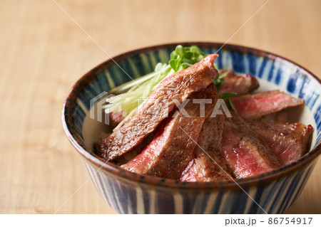 ステーキ丼　国産黒毛和牛サーロイン 86754917