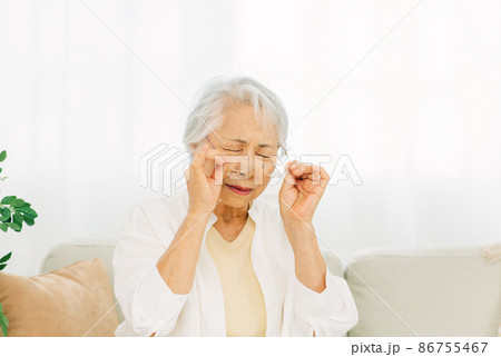 メガネをかける高齢者女性（老眼鏡） 86755467