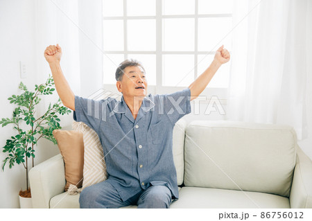 起床する高齢者男性 起床する高齢者男性 86756012