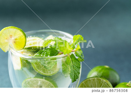 Green lime juice soda with mint leaf, Fresh drink in summer season Green lime juice soda with mint leaf, Fresh drink in summer season 86756308