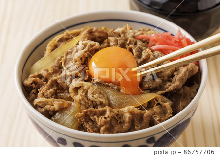 生卵を乗せた牛丼 86757706