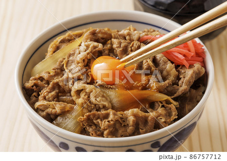 生卵を乗せた牛丼 生卵を乗せた牛丼 86757712