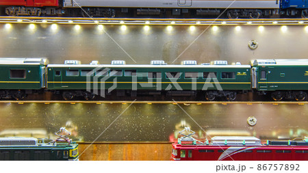 ショーケースの鉄道模型 86757892