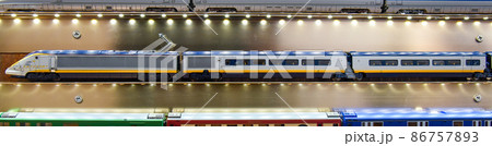 ショーケースの鉄道模型 86757893