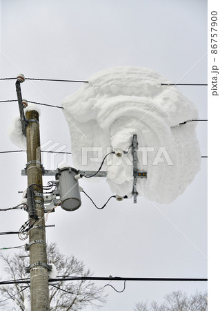 冬の北海道八雲町雲石峠で電柱に積もった雪の風景を撮影 冬の北海道八雲町雲石峠で電柱に積もった雪の風景を撮影 86757900