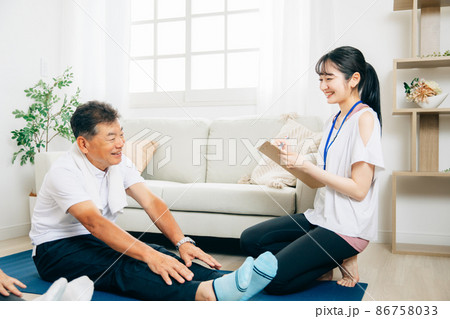 体力測定をする老夫婦と女性 体力測定をする老夫婦と女性 86758033