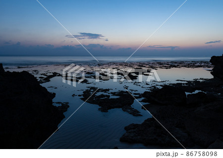 南の島の海岸で見る暮れ行く空と海のリフレクション（鹿児島県　奄美群島　沖永良部島） 86758098