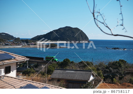 海岸沿いを走るデュアルモード・ビークル 86758117