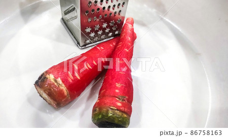 Lots of fresh red and sweet peeled carrots kept in a plate Lots of fresh red and sweet peeled carrots kept in a plate 86758163