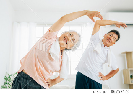 家で運動する高齢者の男女（ラジオ体操） 86758570