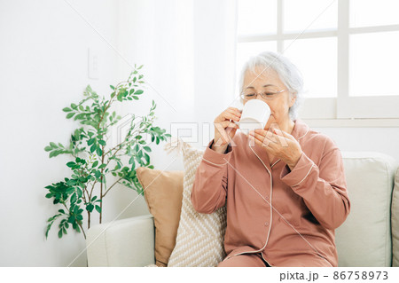 薬を飲む高齢者女性 薬を飲む高齢者女性 86758973