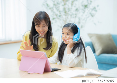 タブレット学習をする小学生とママ 86759265