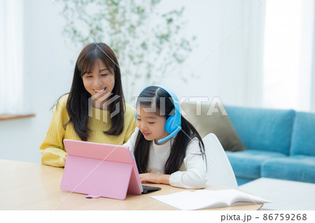 タブレット学習をする小学生とママ 86759268