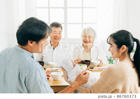里帰り出産・食事をする老夫婦と若い夫婦 里帰り出産・食事をする老夫婦と若い夫婦 86760373