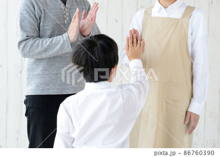 子供をほめる父親と母親 86760390