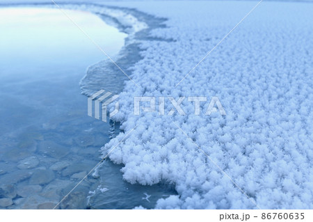 冬の阿寒湖のフロストフラワー 86760635
