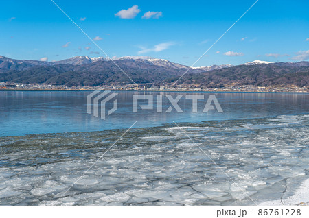 氷が溶け始めた諏訪湖 86761228