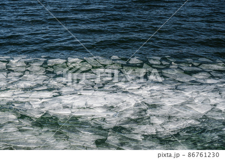 割れて湖面に浮かんだ氷 86761230