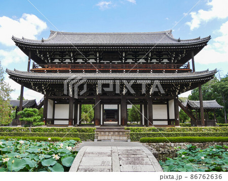 東福寺の三門と蓮 86762636