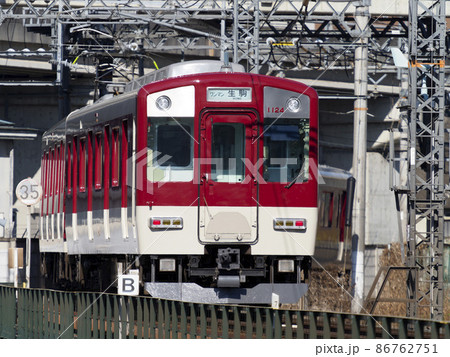 大和川を渡る近鉄生駒線の電車 86762751