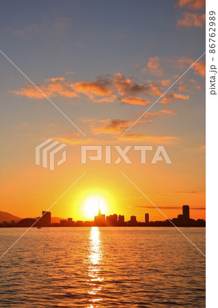 能古島から見た初日の出の福岡のシルエット 86762989