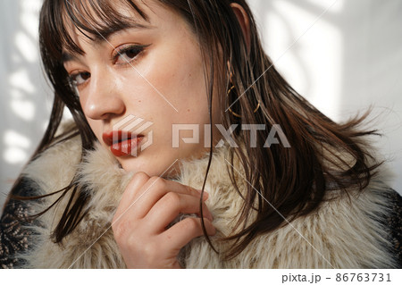 ドレスアップした女性 86763731