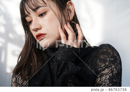 ドレスアップした女性 ドレスアップした女性 86763736