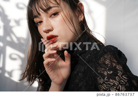 ドレスアップした女性 86763737