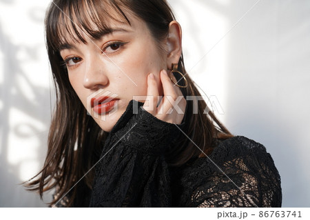 ドレスアップした女性 86763741