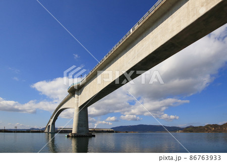 べた踏み坂で有名な江島大橋(鳥取県境港市と島根県松江市八束町江島を結ぶ橋・境港市側から撮影) べた踏み坂で有名な江島大橋(鳥取県境港市と島根県松江市八束町江島を結ぶ橋・境港市側から撮影) 86763933