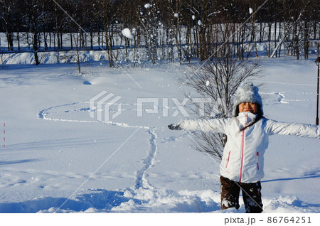 雪で遊ぶ女の子 86764251