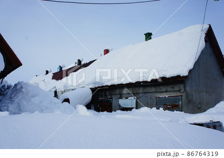 豪雪地帯の民家 豪雪地帯の民家 86764319