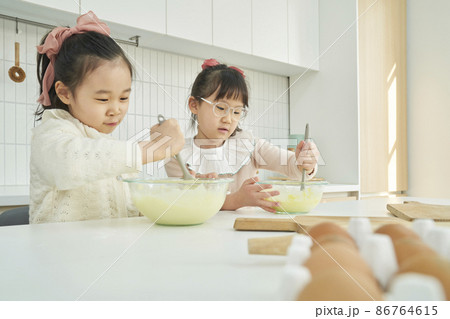 子供 料理 小麦粉 86764615