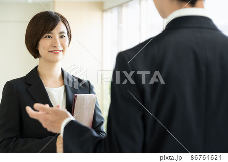 コミュニケーションする上司と部下 コミュニケーションする上司と部下 86764624