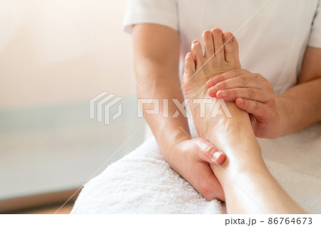 フットマッサージ　オイルマッサージ　足裏 86764673