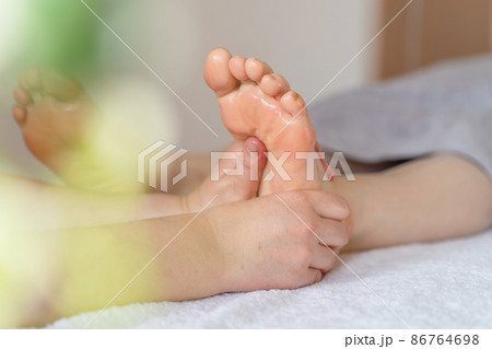 フットマッサージ　オイルマッサージ　足裏 86764698