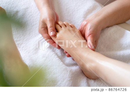 フットマッサージ　オイルマッサージ　足裏 86764726