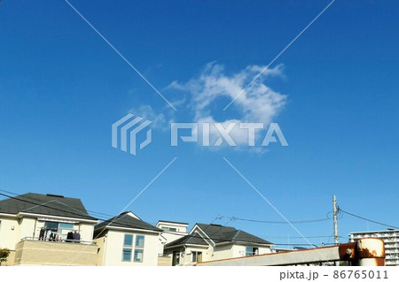 ドーナッツのような雲と青空 86765011